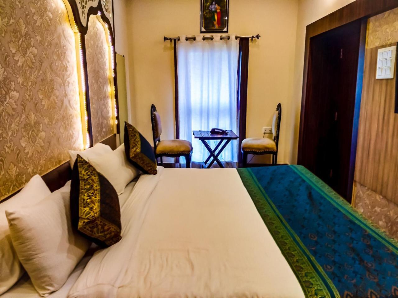 Dwivedi Hotels Sri Omkar Palace Варанаси Экстерьер фото