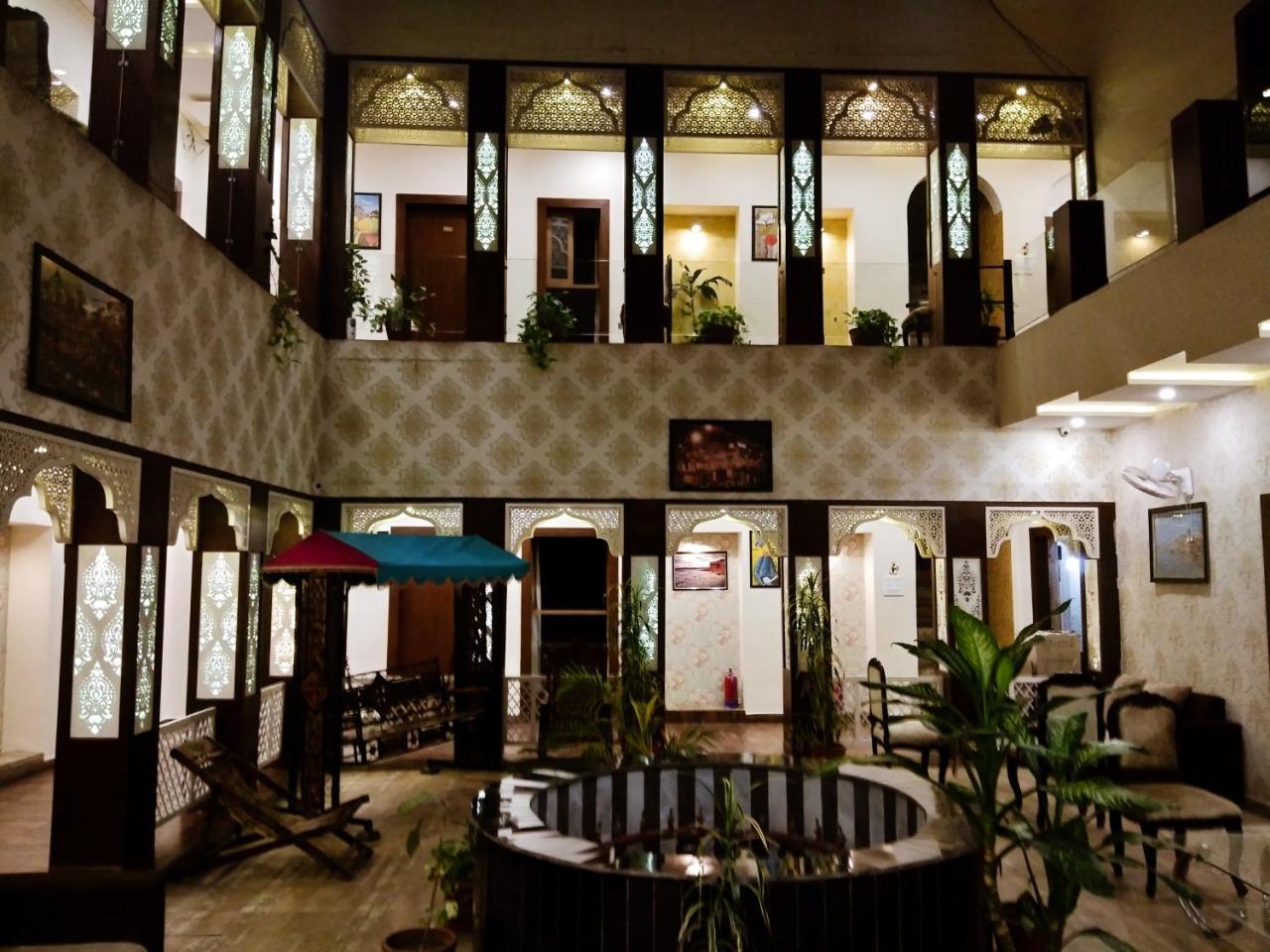 Dwivedi Hotels Sri Omkar Palace Варанаси Экстерьер фото